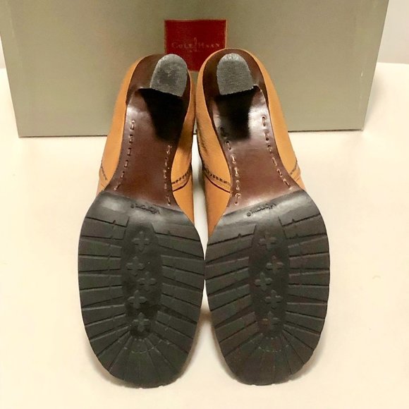 HPπ COLE HAAN Country Vibram Leather EUC Brown Heeled Ankle Boots 8B Like NEW - Picture 4 of 16